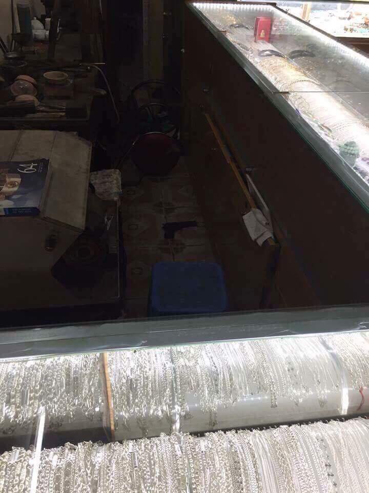 Ảnh hiện trường và clip cảnh sát bắt nghi phạm cướp tiệm vàng ở HN